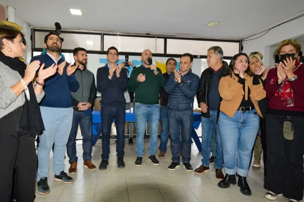 AscuaTincho's tweet photo. 🇦🇷 Con otros compañeros, recibimos en la sede del PJ de Corrientes al ministro del Interior, Wado de Pedro. Tuve la oportunidad de expresar nuestro agradecimiento por todo el desarrollo y la inclusión que el Gobierno nacional genera en Corrientes.
#DaleCorrientes #DaleArgentina https://t.co/qJD0LrBjfm