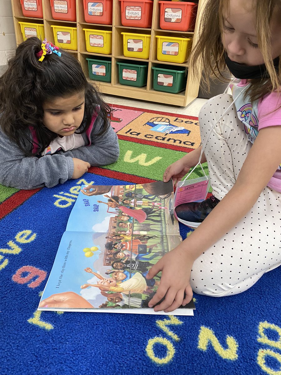 Nuestros niños bilingües de Kinder tienen tiempo para leer con un compañero durante; Tiempo de Cabaña: Lectura independiente.                 #LitCampEnEspanol <a href="/HCISDMultiLang/">Norma G. Garcia</a> <a href="/HarlingenCISD/">HCISD</a>