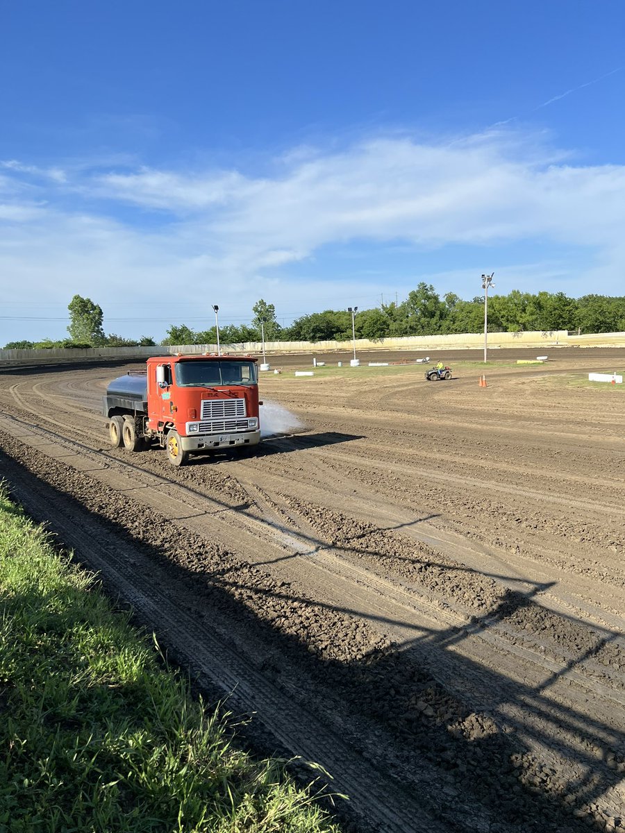 dirt2media's tweet photo. We see you @CreekSpeedway 💦

Night✌️of #Sooner600Week for the Lucas Oil @NOW600Series coming up soon.

Catch all of the action LIVE at https://t.co/BW2bAAAj0A! https://t.co/KnlDyvrIwf