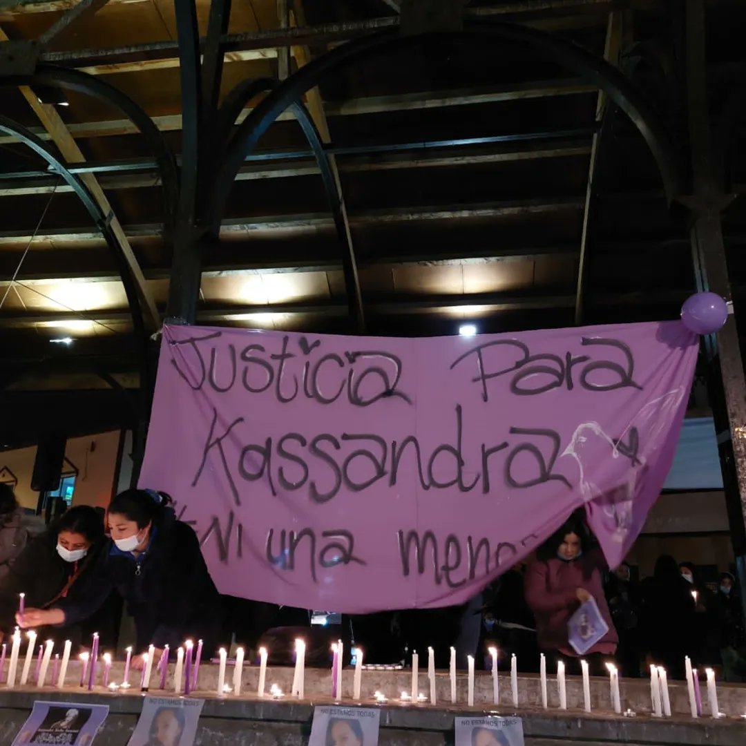 Ollarevuelta's tweet photo. 🟣 #JusticiaParaKassandra Ahora en #Coquimbo en el Empalme, 
Mujeres, familias, amigxs y feministas se agrupan para exigir justicia y reparación. 

El femicidio es la expresión máxima del odio hacia una mujer, también el fracaso de instituciones que hacen oídos sordos a vecinos https://t.co/S4fHrCcNw6