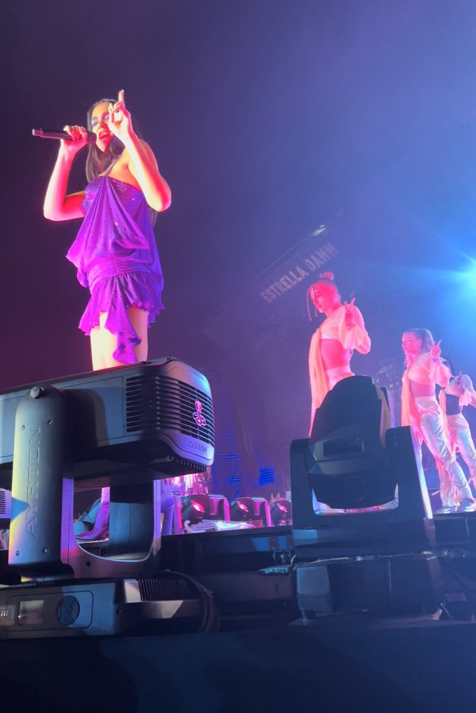 duanewsmexico's tweet photo. 📸 | Dua Lipa presentándose en el Festival #PrimaveraSound en Barcelona, España 

©️: @dualipacentraI @duasangeI https://t.co/FxhRlBOFzj