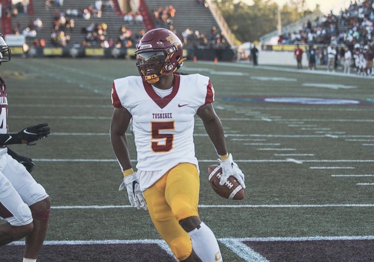 KameronStokes99's tweet photo. Blessed to receive my first offer from Tuskegee University 🐅❤️@CoachTL2 @SEHSMustangsFB @DrIronstein @AdamT_16 @TuskegeeUniv https://t.co/fVPAk9qbkP