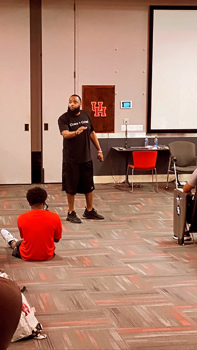 Shep71's tweet photo. Spoke to the @UHCougarFB squad today about why Personal agendas can’t become more important than the TEAM. #ShepInspires #KeepTheChange #LeaderSHEP #CompeteToEAT https://t.co/ne7ChHe1HD