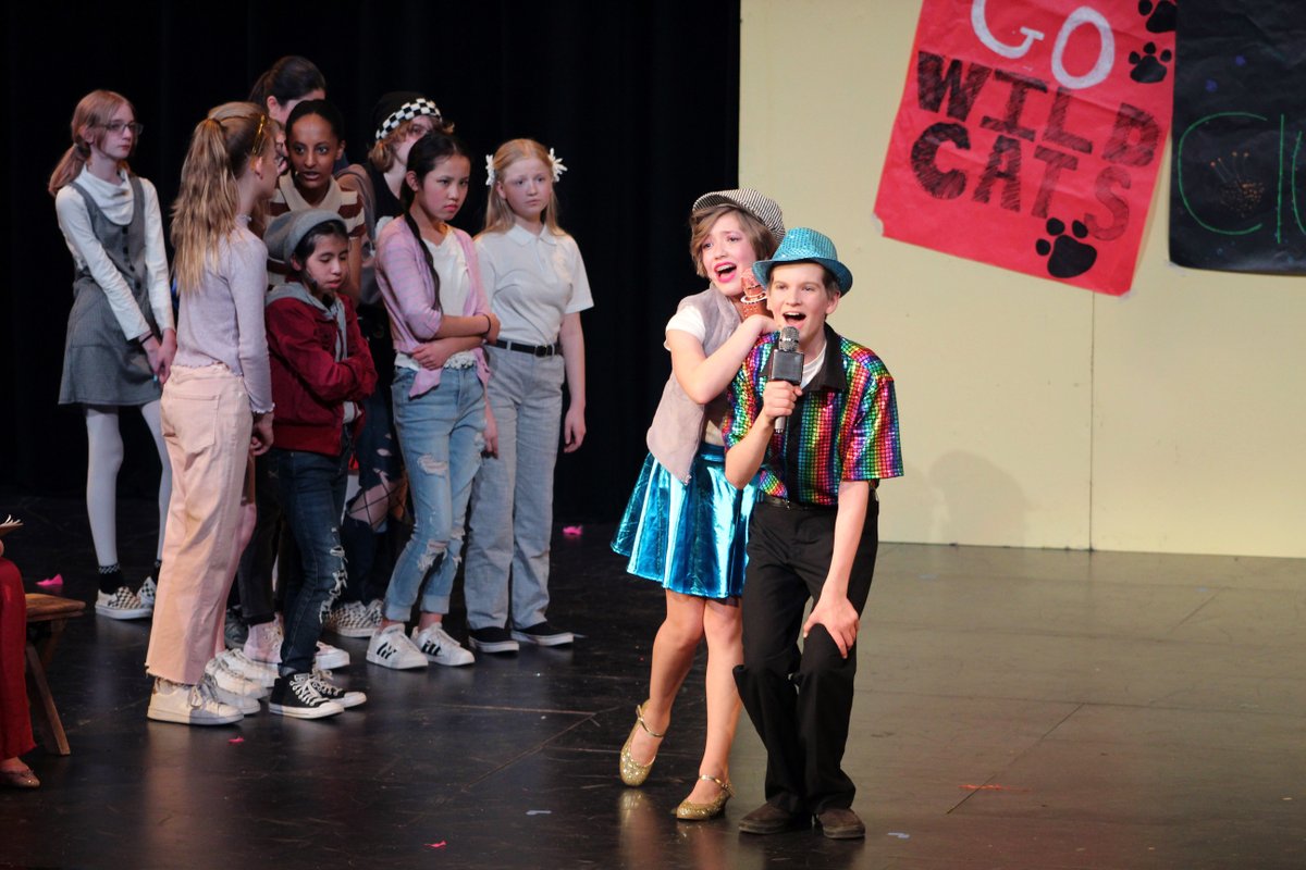 OlympiaSchools's tweet photo. Students at Washington Middle School just wrapped up their first play since 2019, performing 'High School Musical, Jr.'. How can you not love these photos of our Bulldogs in action?!? (photo album linked below)😍👩🏼‍🎤🎙#WashingtonMS #TheatrePups #InCharacter

https://t.co/KwXihjQsPm https://t.co/48874YhBjv