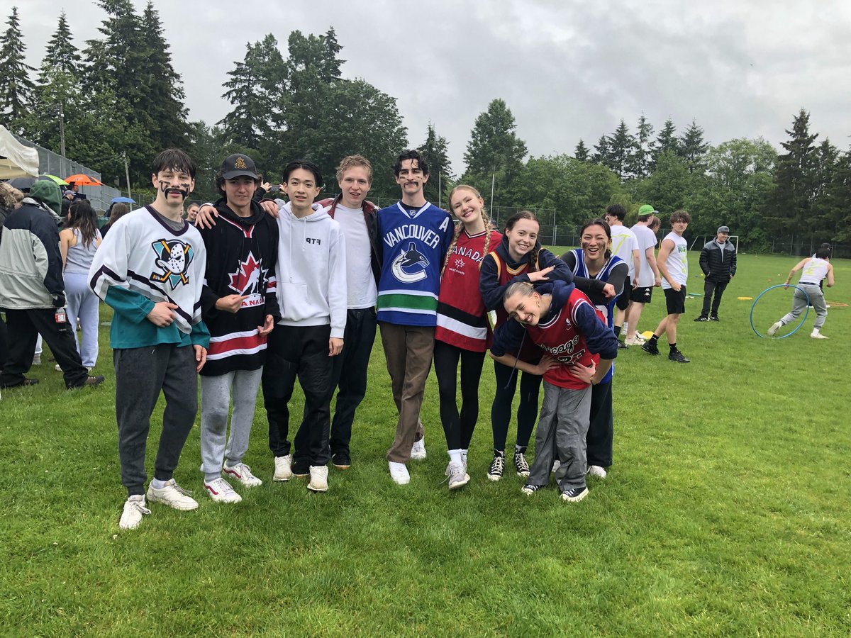 EarlMarriottSec's tweet photo. It’s Grade 12 Sports Day! #raininghard #we’reok #notmadeofsugar ⁦@athleticsEMS⁩ #Marinerpride #emagrad2022 https://t.co/102tR6NsID