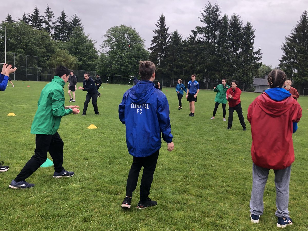 EarlMarriottSec's tweet photo. It’s Grade 12 Sports Day! #raininghard #we’reok #notmadeofsugar ⁦@athleticsEMS⁩ #Marinerpride #emagrad2022 https://t.co/102tR6NsID