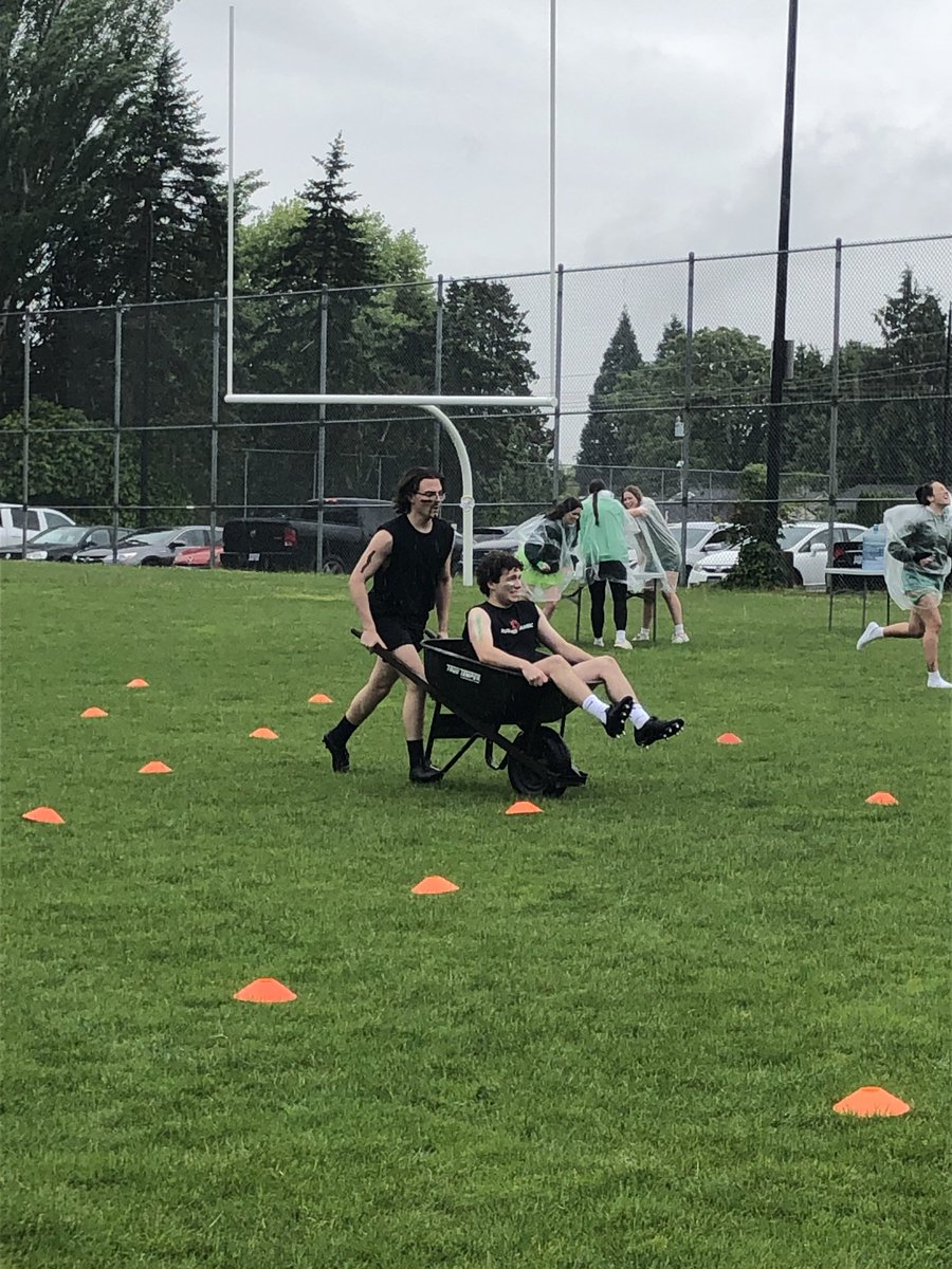 EarlMarriottSec's tweet photo. It’s Grade 12 Sports Day! #raininghard #we’reok #notmadeofsugar ⁦@athleticsEMS⁩ #Marinerpride #emagrad2022 https://t.co/102tR6NsID