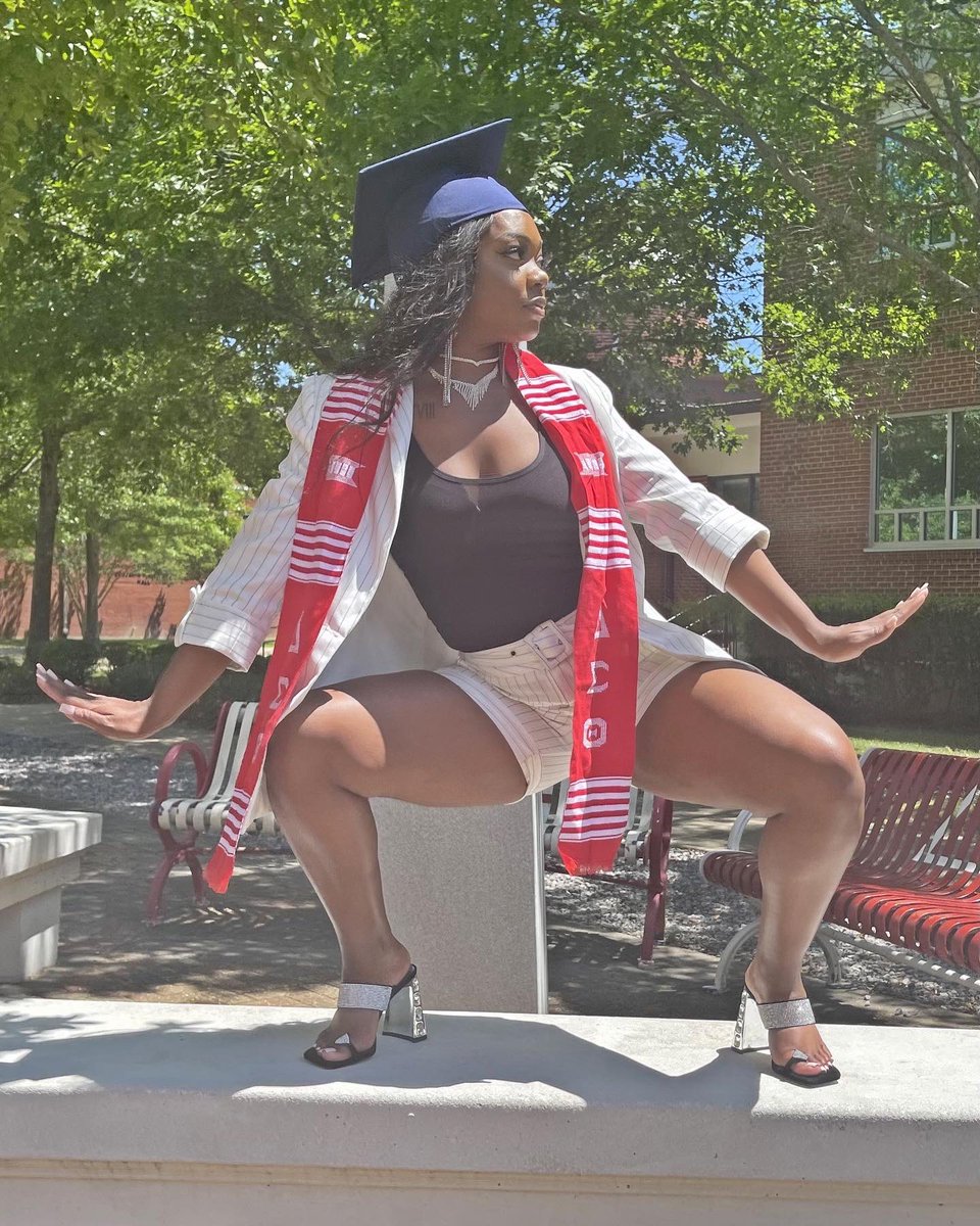 tshania_1's tweet photo. Hottest Ξegree, hotter by one degree.
#LatePost #HBCUgrad #JSUgrad #ΞΞ #Scholarship https://t.co/pELjVQeq6j