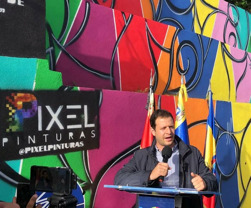 eliasayegh's tweet photo. Hoy estamos entregando a los hatillanos un nuevo mural, el mural "Sobrecarga de Arabescos", realizado por el artista #Gioia y nuestros aliados de #PixelPinturas. #ElHatillo238 https://t.co/oLs7RWmdSE