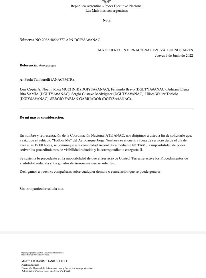 ATE_ANAC's tweet photo. #Atención #Aeroparque
Vehículo de guiado de #Aeronaves fuera de servicio.
No podrá haber operaciones aéreas en caso de meteorológia adversa.
Desligamos a nuestr@s compañer@s por demoras y cancelaciones que se generen.

👇Presentación hecha a las autoridades de @ANACargentina https://t.co/OnsDpi61eC