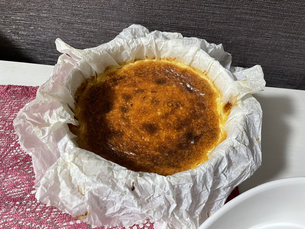 3103510sm's tweet photo. バスクチーズケーキ焼いた！もう少し焦げが欲しかったところではあるけどとっても順調！
今日は甘いもの大好き人間の誕生日が近いのでお家でケーキバイキング✨
もちろん市販のものにも頼りつつだけど、
ケーキ焼くねー
としか伝えてないから反応が楽しみ！！！ https://t.co/tiOTg2zmiv