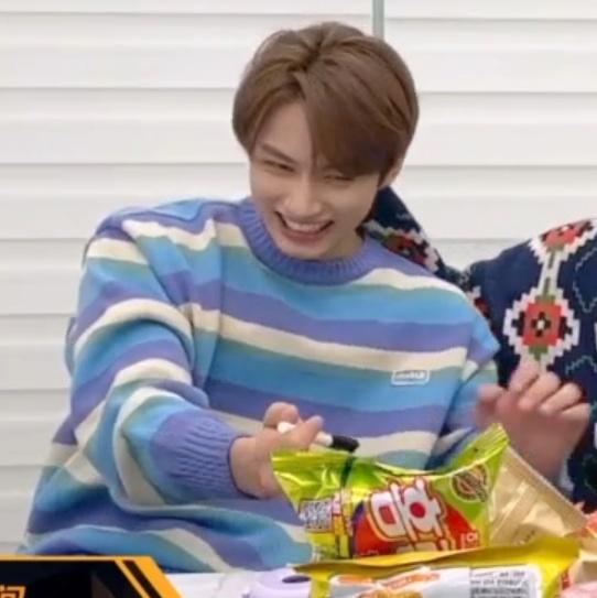 a small thread of moments where SEVENTEEN's Wen Junhui showed support to queer community. 🌈