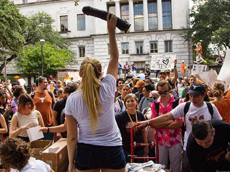 LfilodelabrechA's tweet photo. En Texas ha surgido el movimiento #CocksNotGlocks que critica el hecho de que sea legal entrar en la universidad armado, pero no puedes portar consoladores en público. Como en los campus la policia no entra, llenaran las universidades de nabos hasta que regulen las armas. https://t.co/3Kj68HzmF7