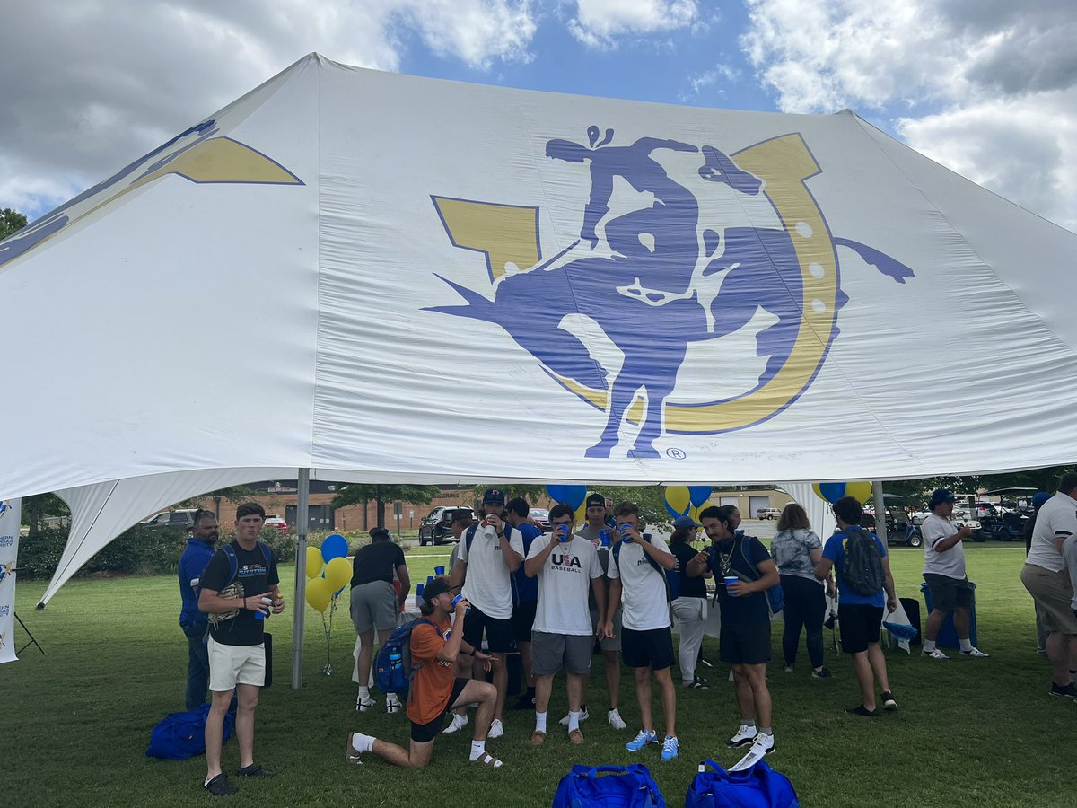 MuleriderSports's tweet photo. 💙⚾️💛

✨ A well deserved “Welcome Home” for Mulerider Baseball this afternoon following a historic 2022 season. 

#GoMuleriders #RideAsOne #GoBigBlue #AK https://t.co/mnDV0auJPI