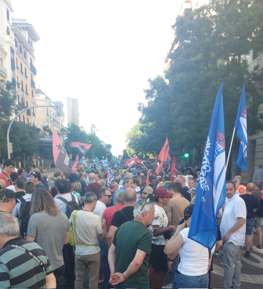 angel2lillo's tweet photo. A ver si le queda claro a Almeida de una vez que #laemtnosevendesedefiende
#emtenlucha #ManiMetroEMT
Creo que no se acuerda de #granviaesdeemt, se acerca un invierno calentito 😈 https://t.co/vjX0ixcMDT