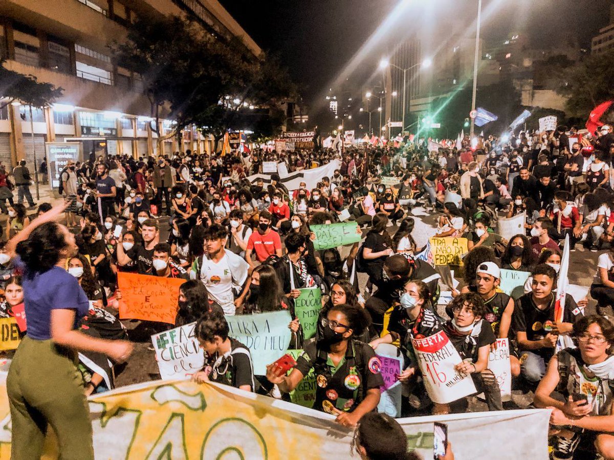 brunabrelaz's tweet photo. Em defesa da educação, hoje foi dia de ocupar às ruas de Belo Horizonte.

#9J #TiraAMaoDaFederal #ForaBolsonaro 
📸: @carolkustodio l Cuca da UNE https://t.co/E83ruYo1D3