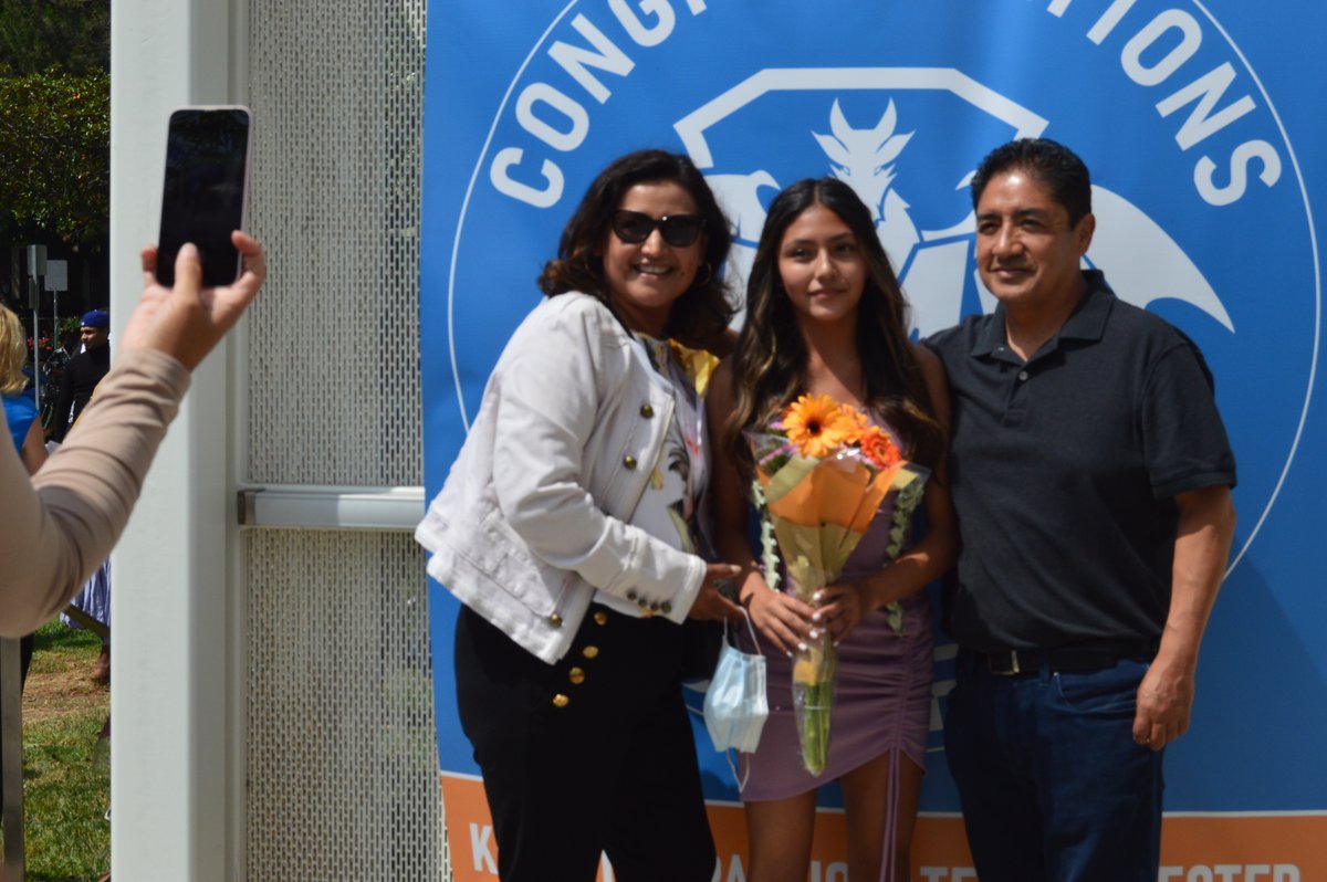 SMMUSD's tweet photo. You DID it! @JAMSDragonsSM celebrate🎉 with family and friends after promotion ceremony🎓. Proud families decorate their graduates with flowers and balloons. Many graduates pose with friends for pictures. #proud #memories #nextchapters #SMMUSD https://t.co/rjWU1BX4S4