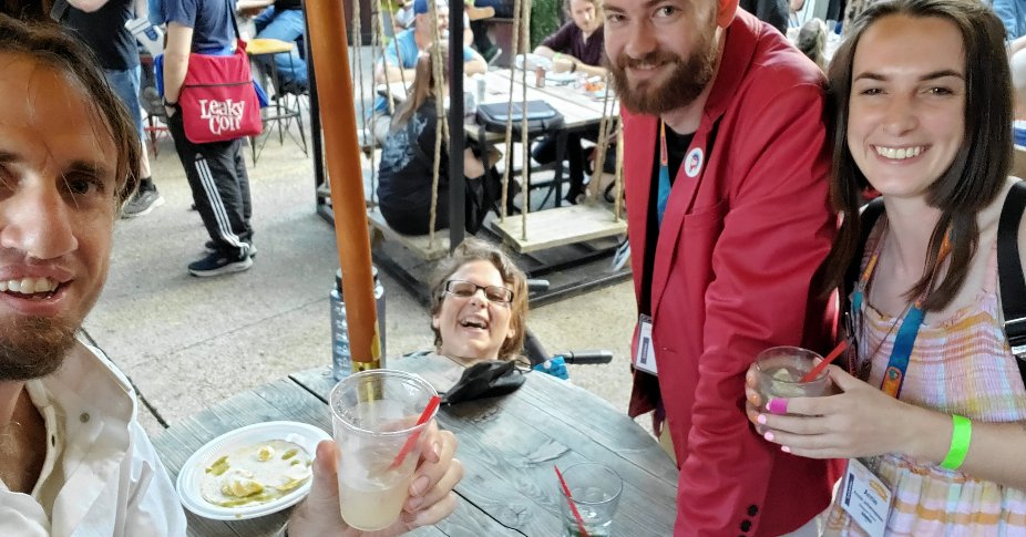 sonic_realms's tweet image. Sonic Realms and @IdeaPunk chilling at the #originsgamefair reception at the @ParkStreetCantina. Come say hi!