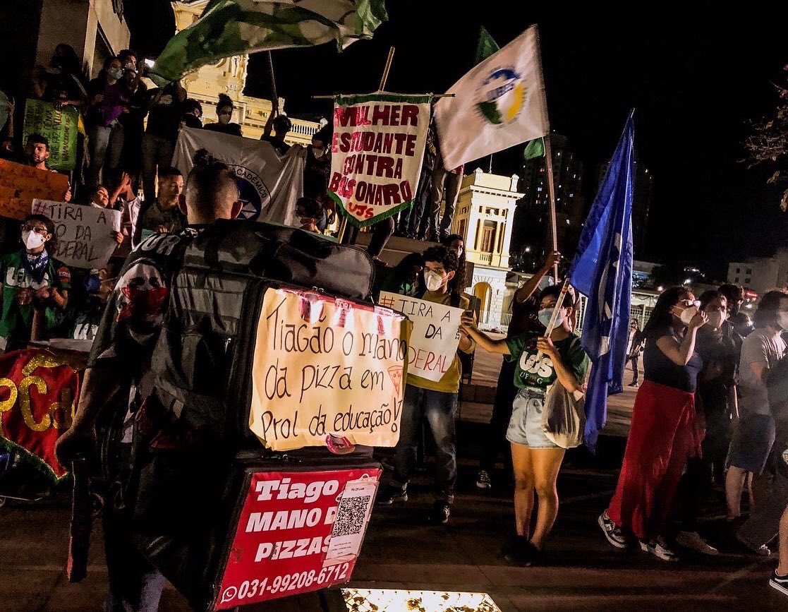 UEEMG's tweet photo. Estudantes ocuparam as ruas de Belo Horizonte para dar a resposta para o governo federal!
Não vamos aceitar os cortes da educação!!!

📸: @carolkustodio 

#tiraamãodafederal #naoaoscortesnaeducacao #9j https://t.co/RL2KVaZEOC