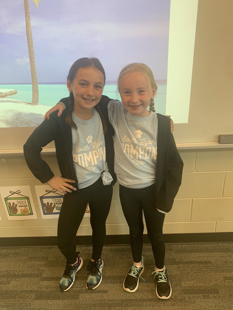 ms_sexton_'s tweet photo. Matching outfits for Twin/Triplet Day 💙🧡 https://t.co/HUmhbURpDw