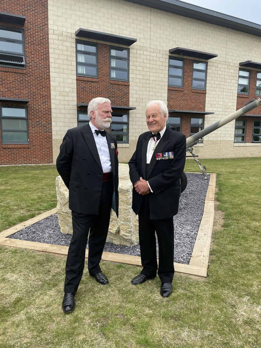 TheParachuteReg's tweet photo. Tonight on the 40th anniversary,  @3PARA commemorated the costly battle of Mount Longdon. Veterans &amp; serving came together to remember &amp; celebrate the costly sacrifice &amp; remarkable fighting spirit of a unique Battalion.
#EveryManAnEmperor https://t.co/6nR8ONQQX7