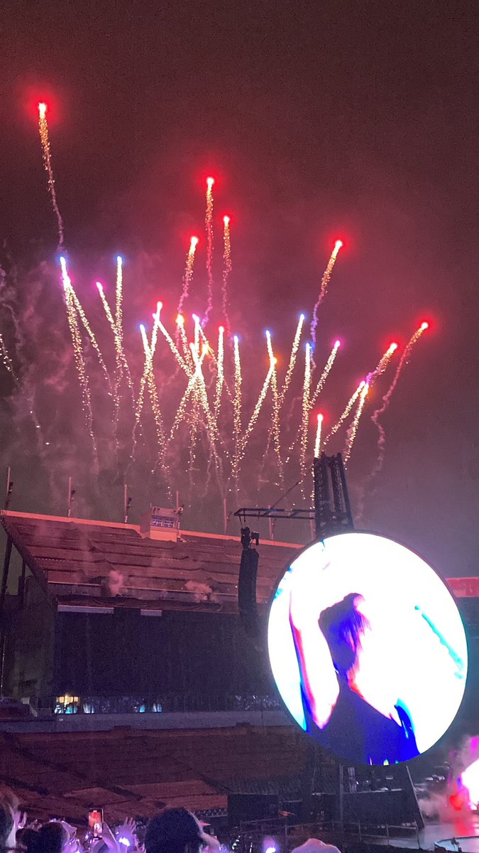 helphelpless7's tweet image. Took my oldest son for a whirlwind of a trip to see @coldplay last night in Philadelphia. Memories that will last a lifetime!🥰