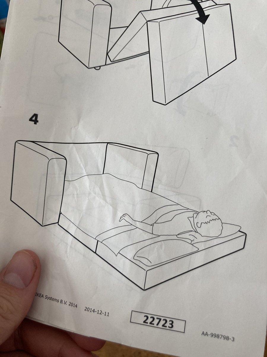 welcher gottlose psychopath würde sorum auf dieser couch schlafen