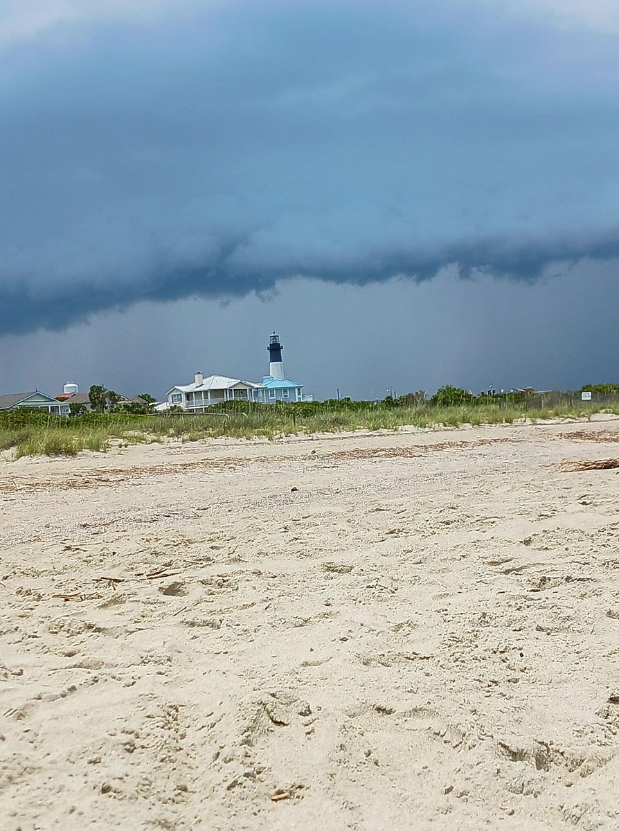AndrewGortonWx's tweet photo. We’ve had a couple stormy days here around Savannah. Check out this shelf cloud over the Tybee Island lighthouse! ⛈

Thanks to Joni Taylor for the picture! https://t.co/HMY0S8uOSz