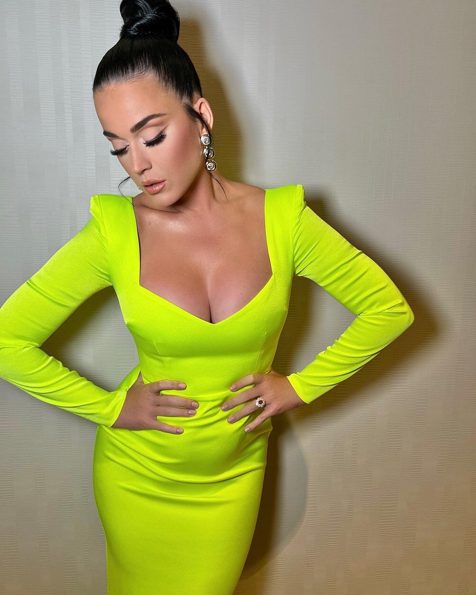 katyperry's tweet photo. It was the 🟡HIGHLIGHT🟡 of my day yesterday receiving the 🗝 to the strip 💛 it’s been so fun getting to PLAY in Vegas and I’ve felt so welcomed by the community 🤗 idk what doors this opens but i might try to crash some hotel rooms now 😈 https://t.co/Jjq68IWACI