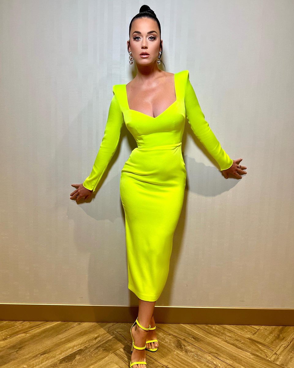 katyperry's tweet photo. It was the 🟡HIGHLIGHT🟡 of my day yesterday receiving the 🗝 to the strip 💛 it’s been so fun getting to PLAY in Vegas and I’ve felt so welcomed by the community 🤗 idk what doors this opens but i might try to crash some hotel rooms now 😈 https://t.co/Jjq68IWACI
