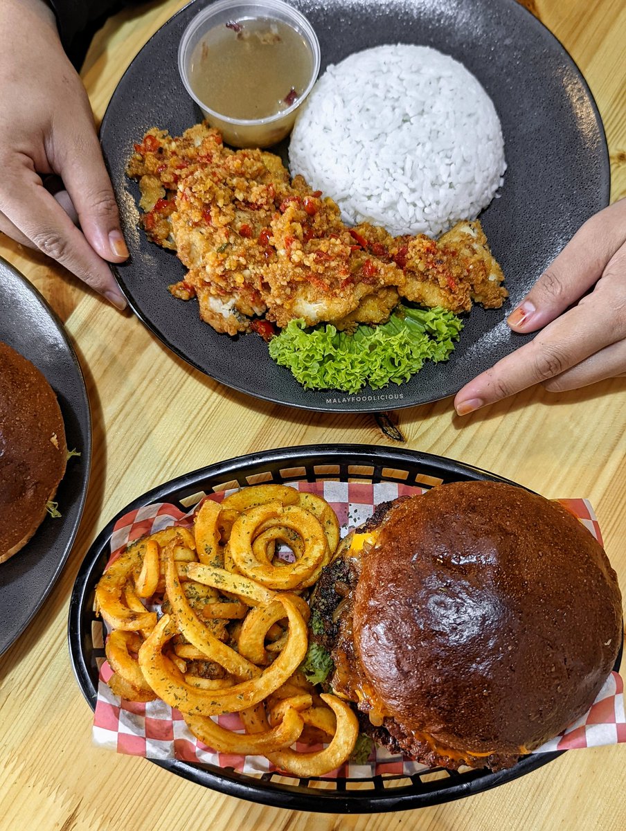 Ashsukamakan's tweet photo. Chapo's Bangi is so underrated 👍🏻 Set combo Nasi, Burger &amp; air baru Rm24 🔥🔥 https://t.co/d2g2mSveg2