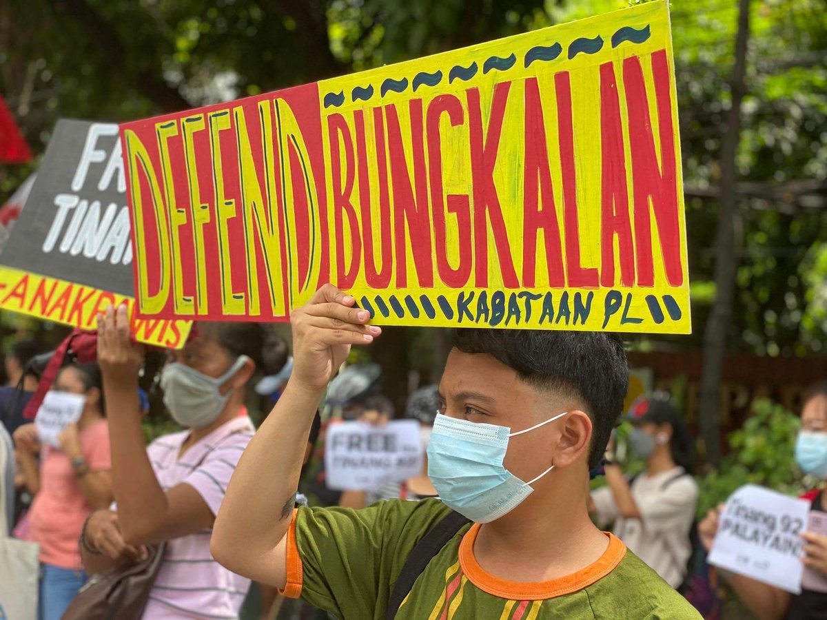 updkalasag's tweet photo. TINGNAN: Naglunsad ng protesta ang iba't ibang grupo sa harap ng Department of Agrarian Reform upang kondenahin ang marahas at ilegal na pag-aresto sa 93 indibidwal sa Hacienda Tinang, Tarlac kahapon. 

📸: J.A. 

#StopTheAttacks
#DefendCL https://t.co/xgFmlg2OSC