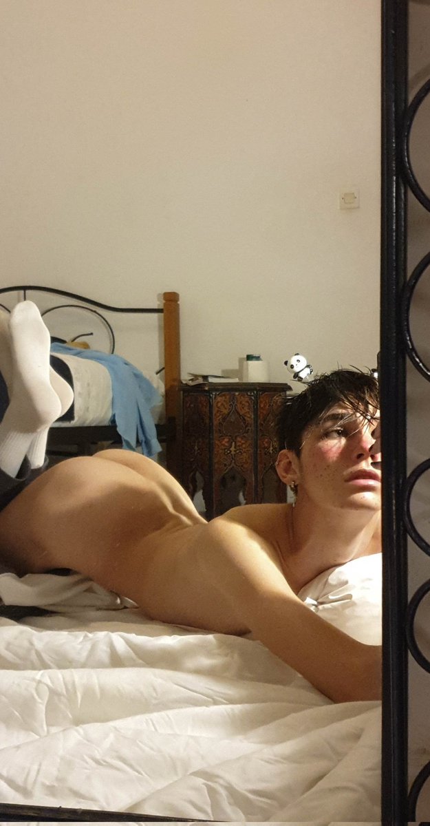 Julesurneptune's tweet photo. First post :p Rt si tu veux me prendre :) https://t.co/p8MCjDA0TU