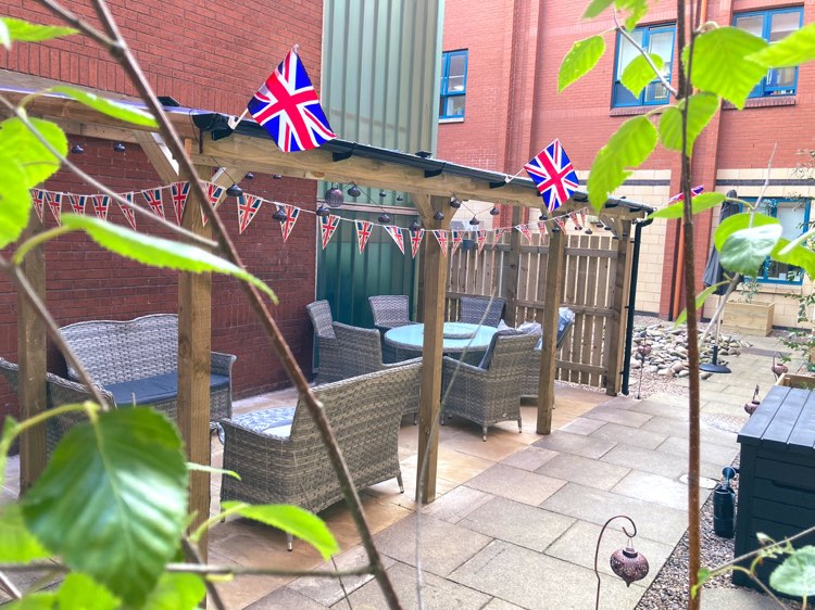 lukehulton's tweet photo. The"A+E Staff Wellbeing Garden"is now officially open๐#TY to all who #madeithappen @The_RHS @newbankgarden #fghED @Julienewton1002 @MaryFos88562196 #sandraw #derekw @tyroneroberts2 @IainWidlof #joshyt @BuryCO_NHS @NCAlliance_NHS #MentalHealthMatters #wellbeingwarrior @WeNurses๐ฅณ https://t.co/XLYttpGepY