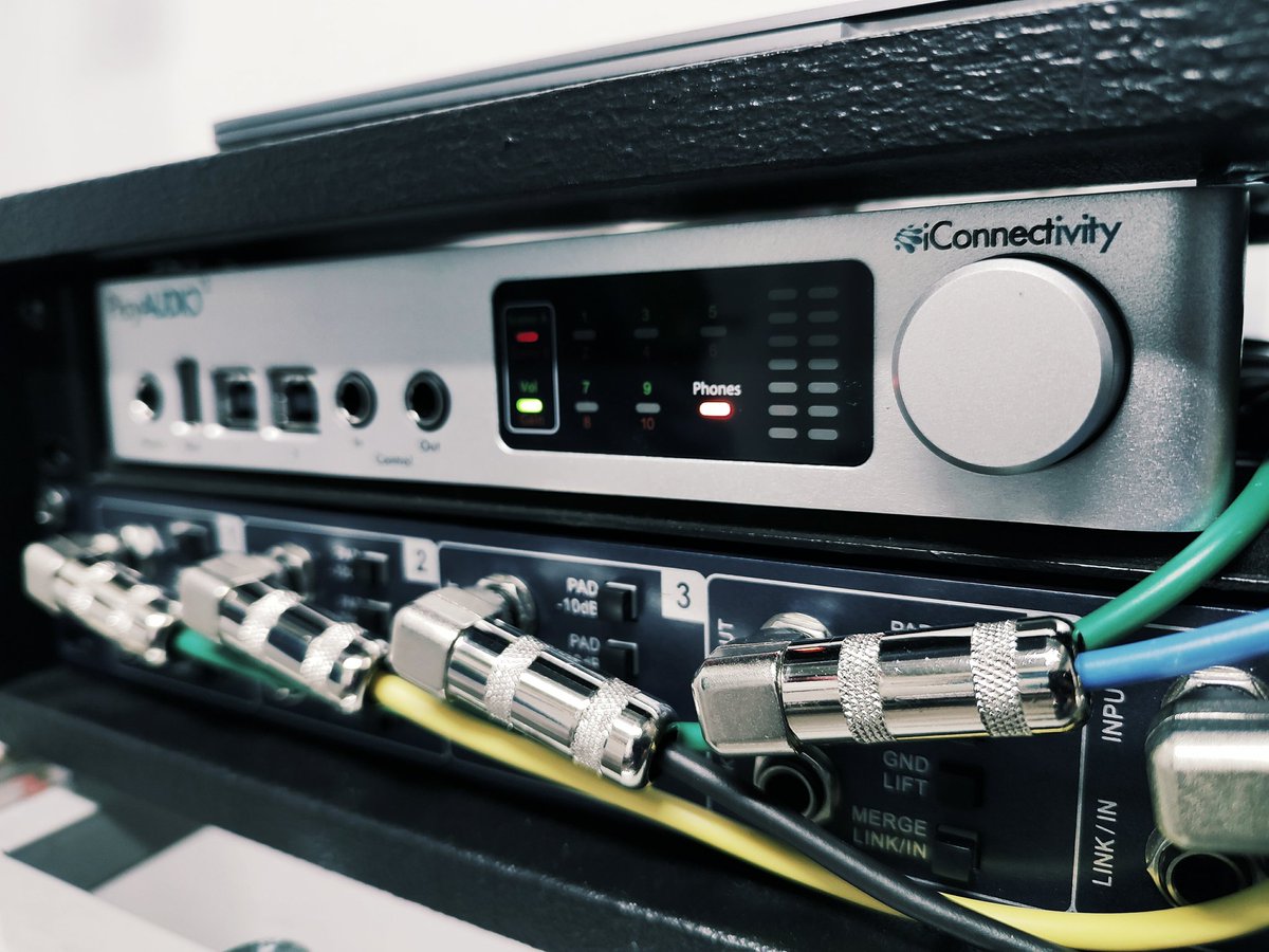 Blackvoltaudio's tweet photo. Está linda PLAY AUDIO 12 se va de gira con @moderattomx y @hobtechmx  😎

Gracias por su confianza chicos!

@iConnectMIDI es distribuido en México por: 🅑︎🅛︎🅐︎🅒︎🅚︎🅥︎🅞︎🅛︎🅣︎

➡ https://t.co/Oj27mAH1a2

#iConnectivity #ModerattoMX #DistributedByBlackvolt https://t.co/mHEdpHGgM3