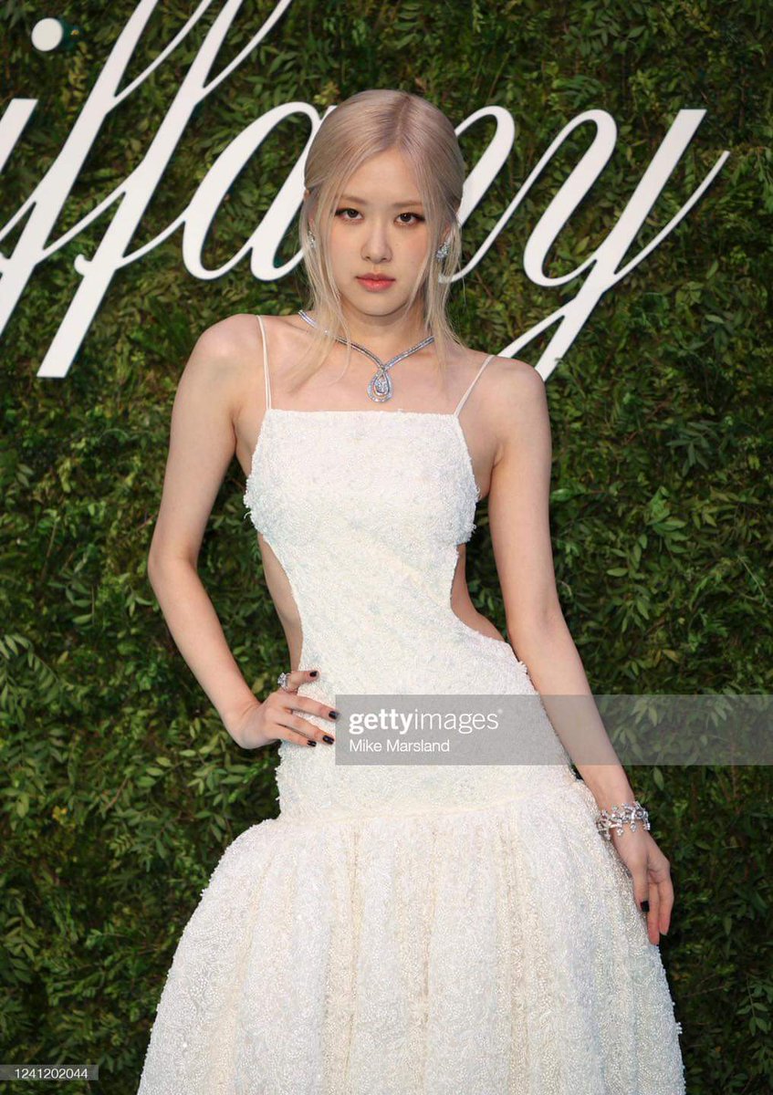 Nàng lộng lẫy tựa đóa hồng . Dưới ống kính của hung tgaanf Getty lại càng thêm sắc sảo
ROSÉ AT TIFFANY&amp;CO EXHIBITION
#ROSÉxTIFFANYinLondon