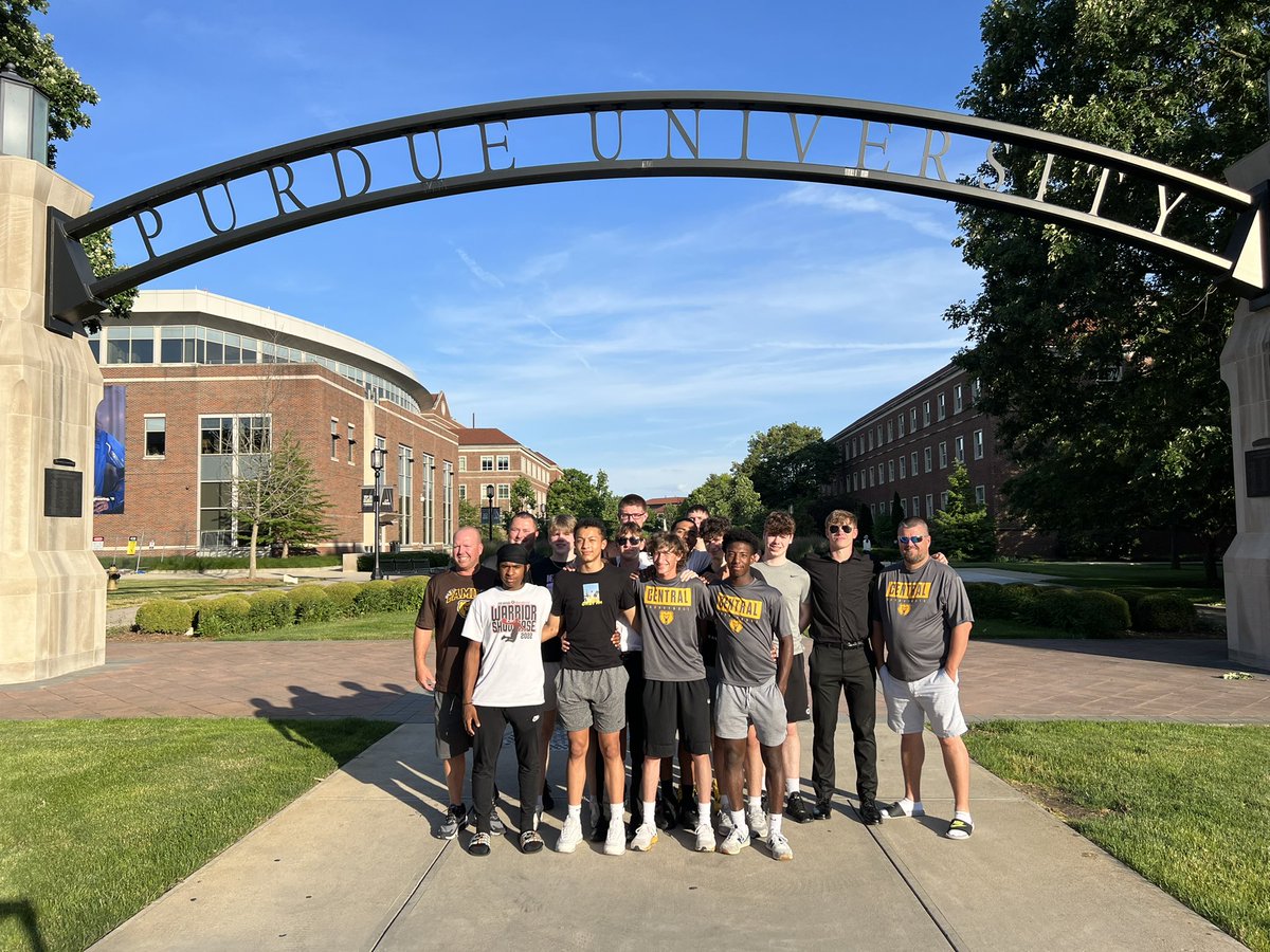 The Bears have arrived on campus. Dinner at Bruno’s Pizza and campus scooter 🛴 tour