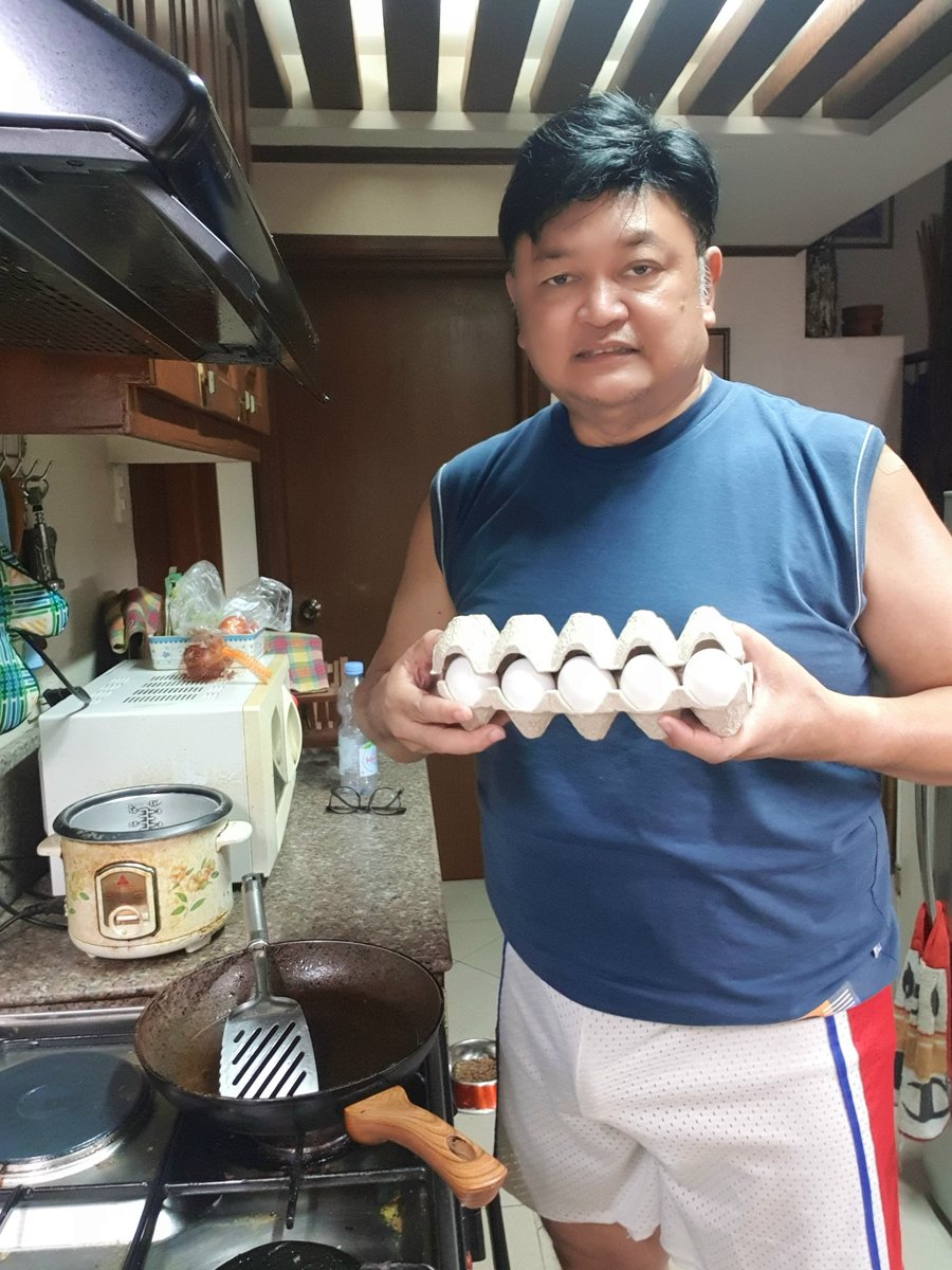 NestorCastro's tweet photo. Grabe pati presyo ng itlog tumaas na! Yung tray na dating may 1 dozen eggs sampu na lang. Nubayan? Akala ko ba balik na tayo sa Golden Age? #$@%&amp;!!! https://t.co/iTZTGk7oyC