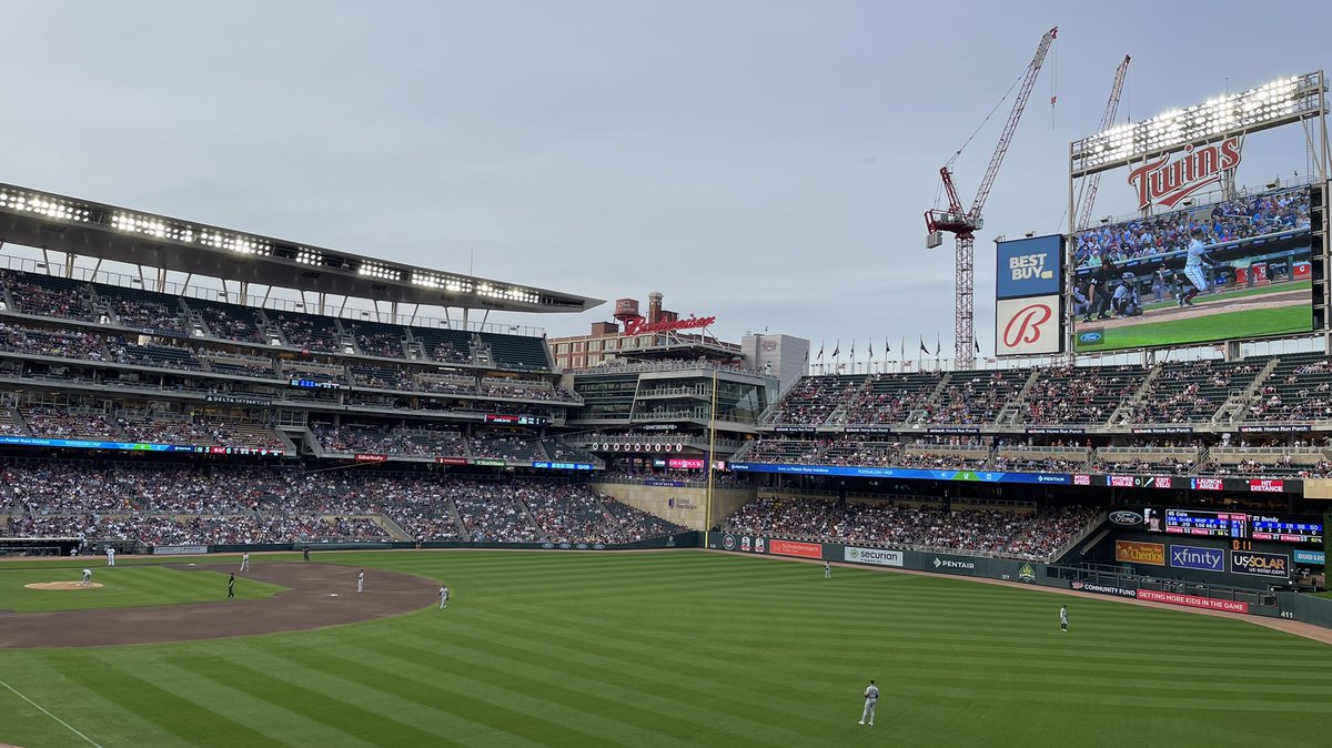 JLogan829's tweet photo. Twins / Yankees is LIT rn 🔥🔥🔥 
I’ve never seen Target Field make this much noise!! 
#MNTwins https://t.co/9AyZYm6VSK
