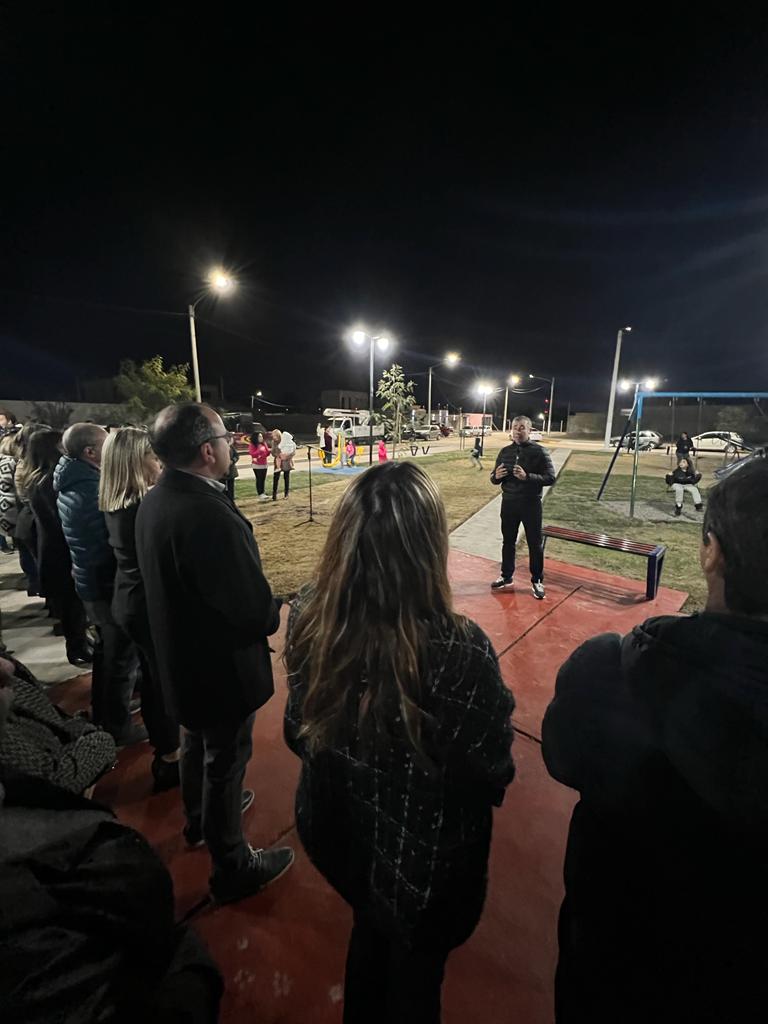 Inauguramos la Plaza Dr. Ernesto Horacio Riveros, en el barrio MOB de nuestro querido departamento. Hace un tiempo los vecinos nos expresaron su deseo de poder tener un espacio de esparcimiento en el barrio, hoy es una gran alegría ver está obra concretada.
#Rivadavia
