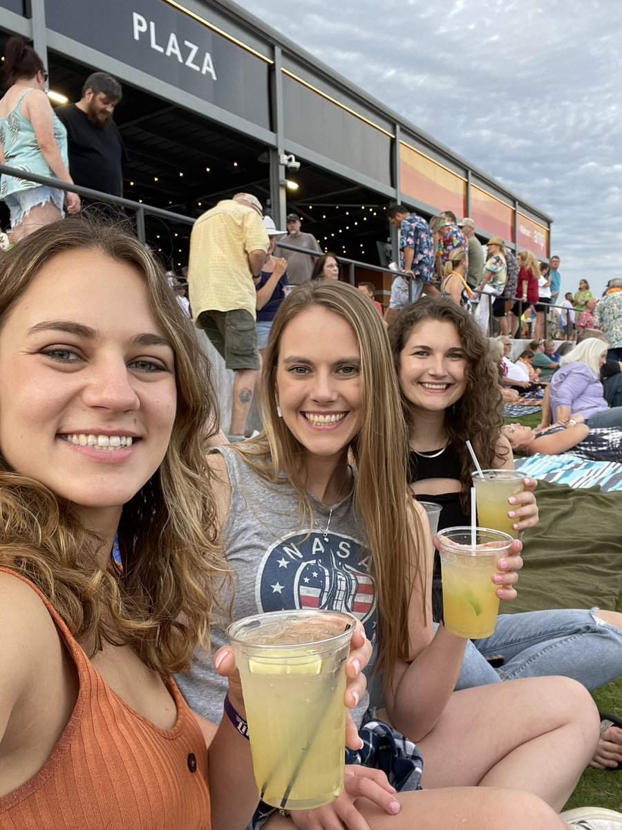 stop_hammatime2's tweet photo. So excited for @jimmybuffett at @walmart_amp !! #margaritaville #cheeseburgerinparadise https://t.co/ZbsxGYH3Qo