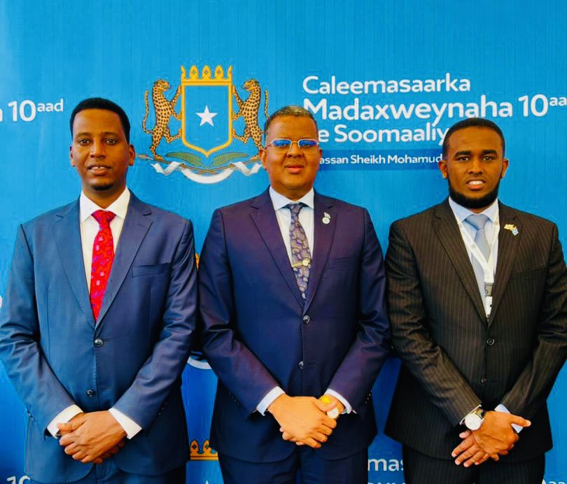 SenDrHussein's tweet photo. Waxaa sharaf ii ahayd aniga iyo xildhibaanada saaxiibadeyda ah in aan ka qeyb galno xafladda caleemasaarka madaxweynaha #10aad ee Soomaaliya Mudane: @HassanSMohamud.
#Hambalyo https://t.co/1vbO4KAKG6