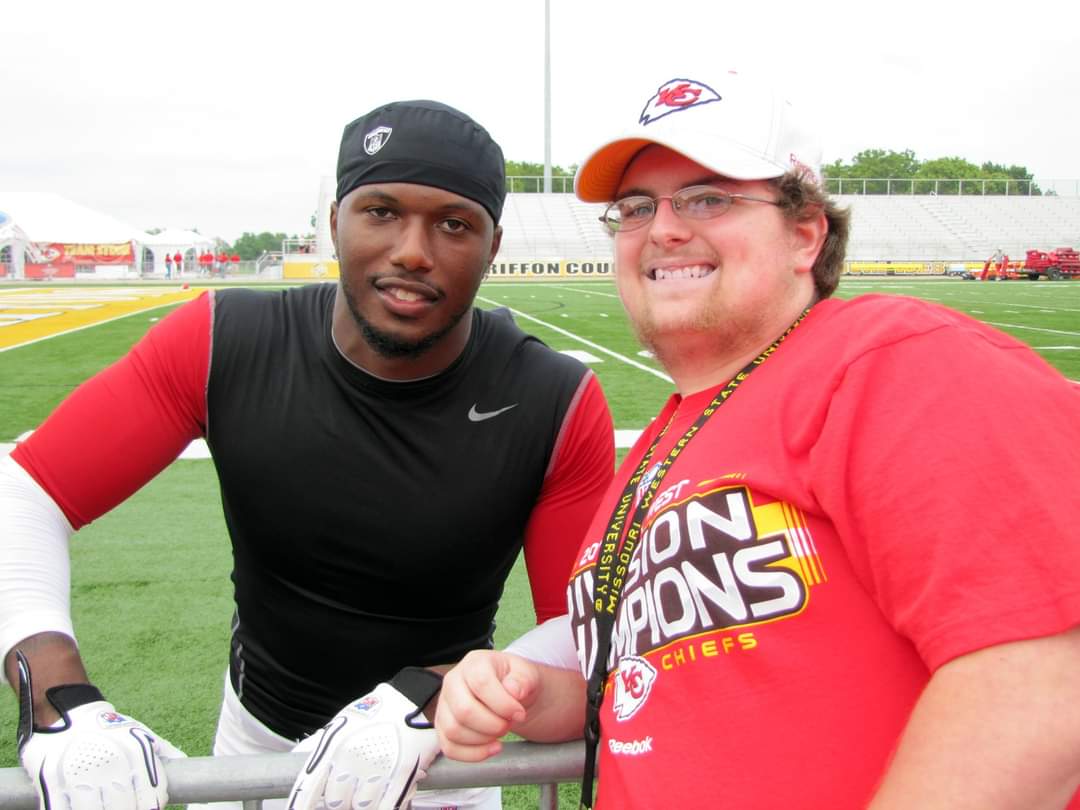 DevmanEXE's tweet photo. The first @Chiefs player I was able to meet in person. Still one of the best memories I have! Thanks @BFlowers24 and good luck with whatever comes next! #ChiefsKingdom #classyguy https://t.co/stLmSzEgMS