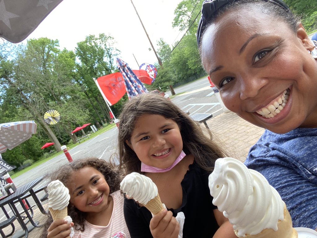 leenbright's tweet photo. Ice cream treat with these cuties 💙💛 #EPS #smilesfordays https://t.co/rnYaihXSIK