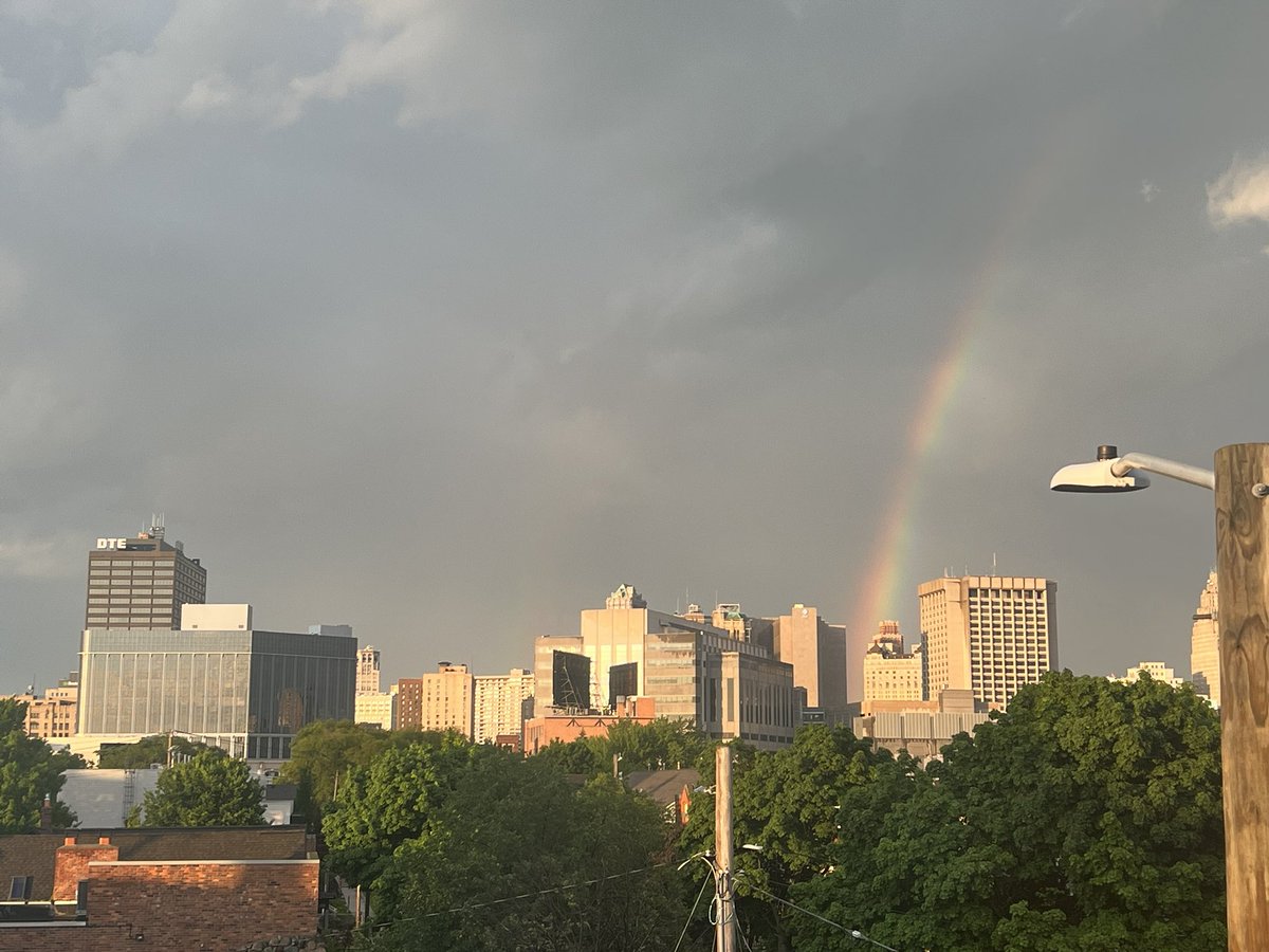 Rainbow landing at Hudson’s site. Based on upper tier refraction patterns I’d guess the pot of gold there is made of Celtic anti-matter ☘️ ⚛️ which usually holds a lot of negative money: $-1.4B in this case, according to <a href="/kirkpinhoCDB/">Kirk Pinho</a> <a href="/crainsdetroit/">Crain's Detroit Business</a> crainsdetroit.com/real-estate/co…