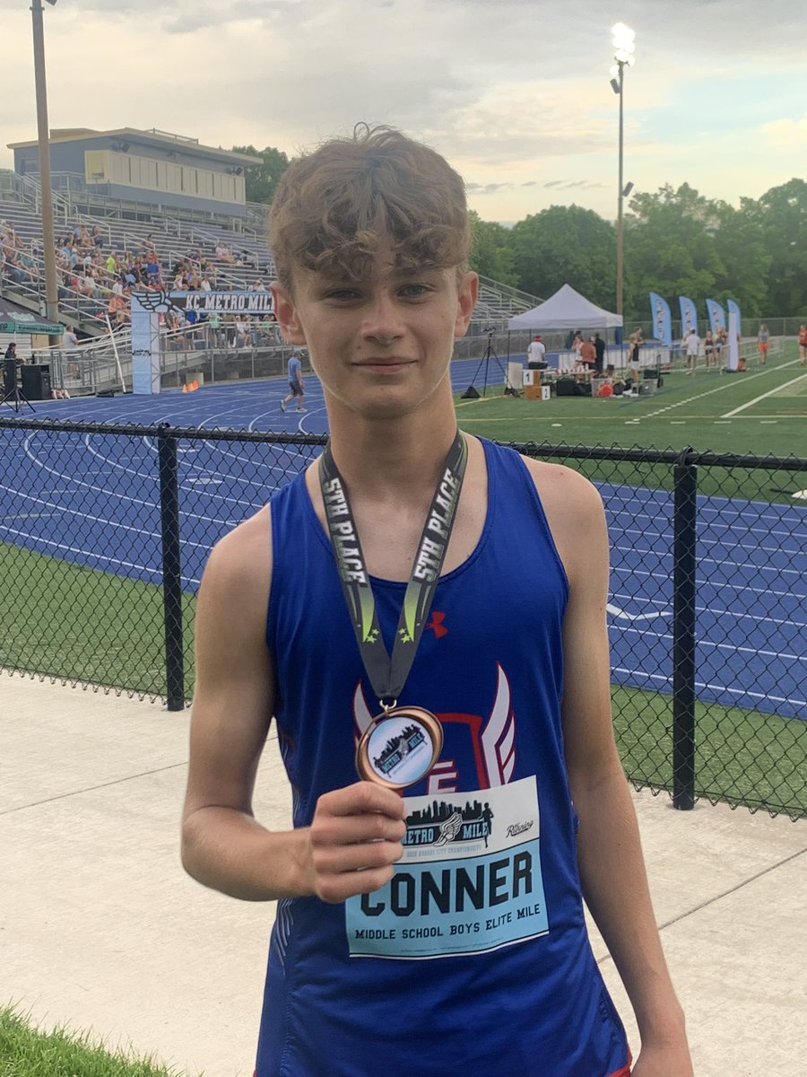 lexcrosscountry's tweet photo. Congrats to Conner Soendker for finishing 5th in the Middle School Boys Elite Mile (4:56.47) &amp; Addison Smith for finishing 11th in Middle School Girls Elite Mile (6:06.66) at the KC Metro Mile Championships today! https://t.co/s5qUbCz6sT