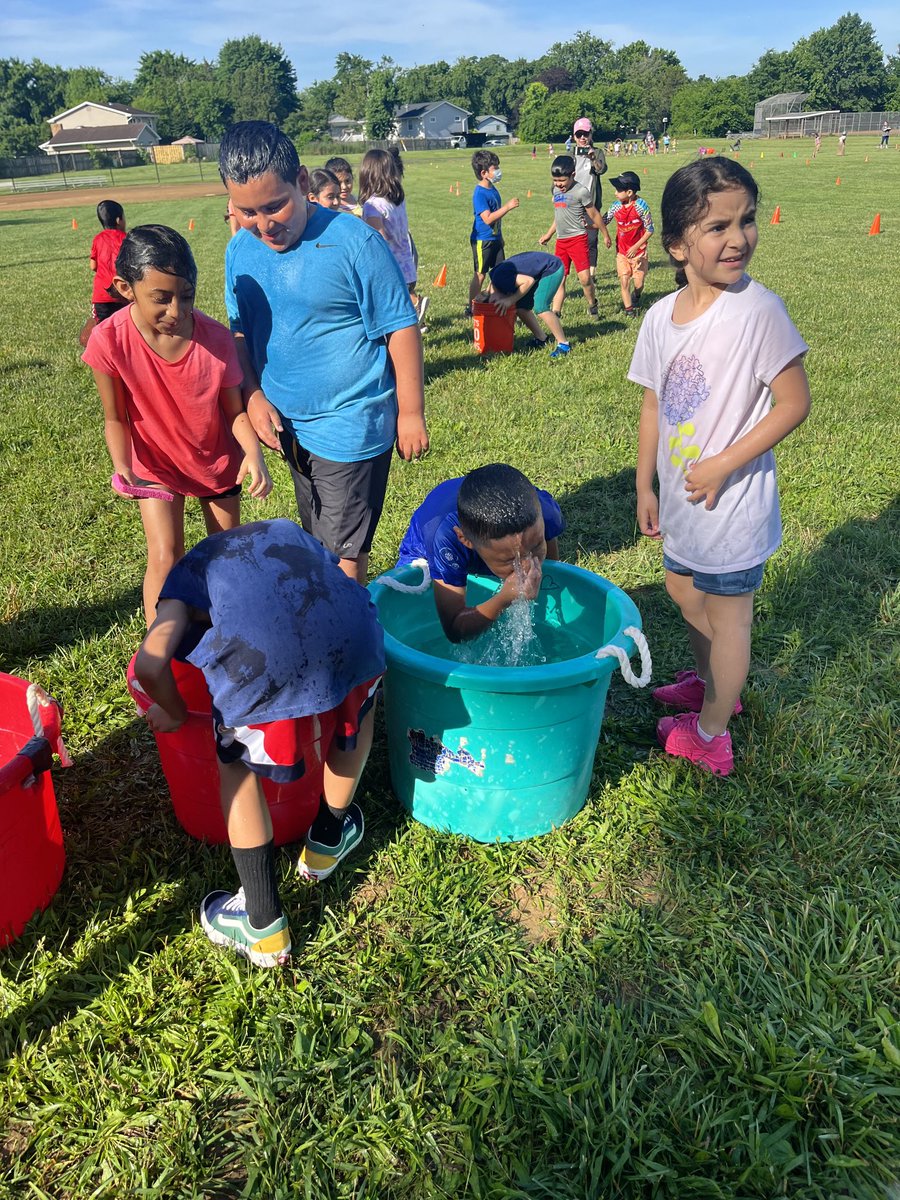 madswall1st's tweet photo. Field day fun with my favorite kiddos !!!! 💜💙 Best day ever!!! #SullyHornets https://t.co/rihuLPjPDX
