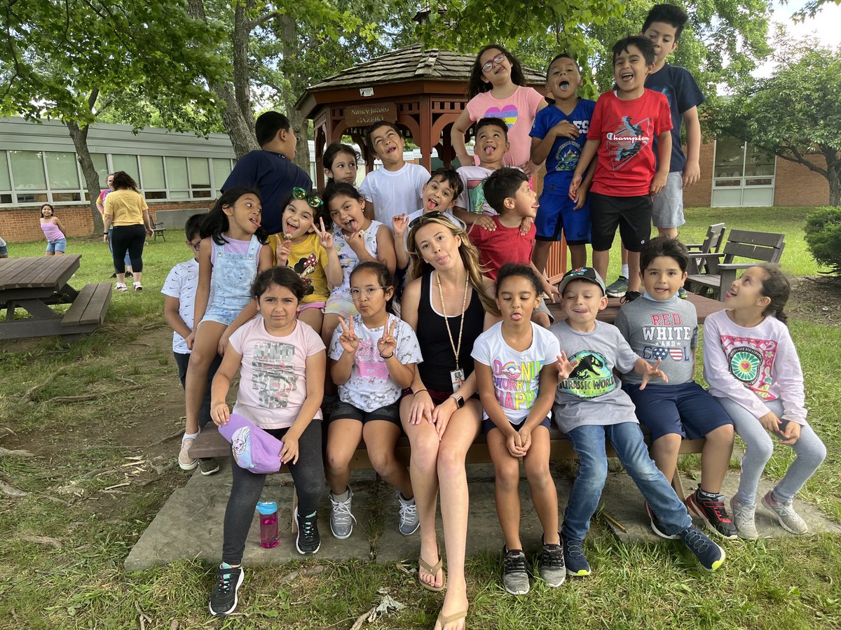 madswall1st's tweet photo. Field day fun with my favorite kiddos !!!! 💜💙 Best day ever!!! #SullyHornets https://t.co/rihuLPjPDX