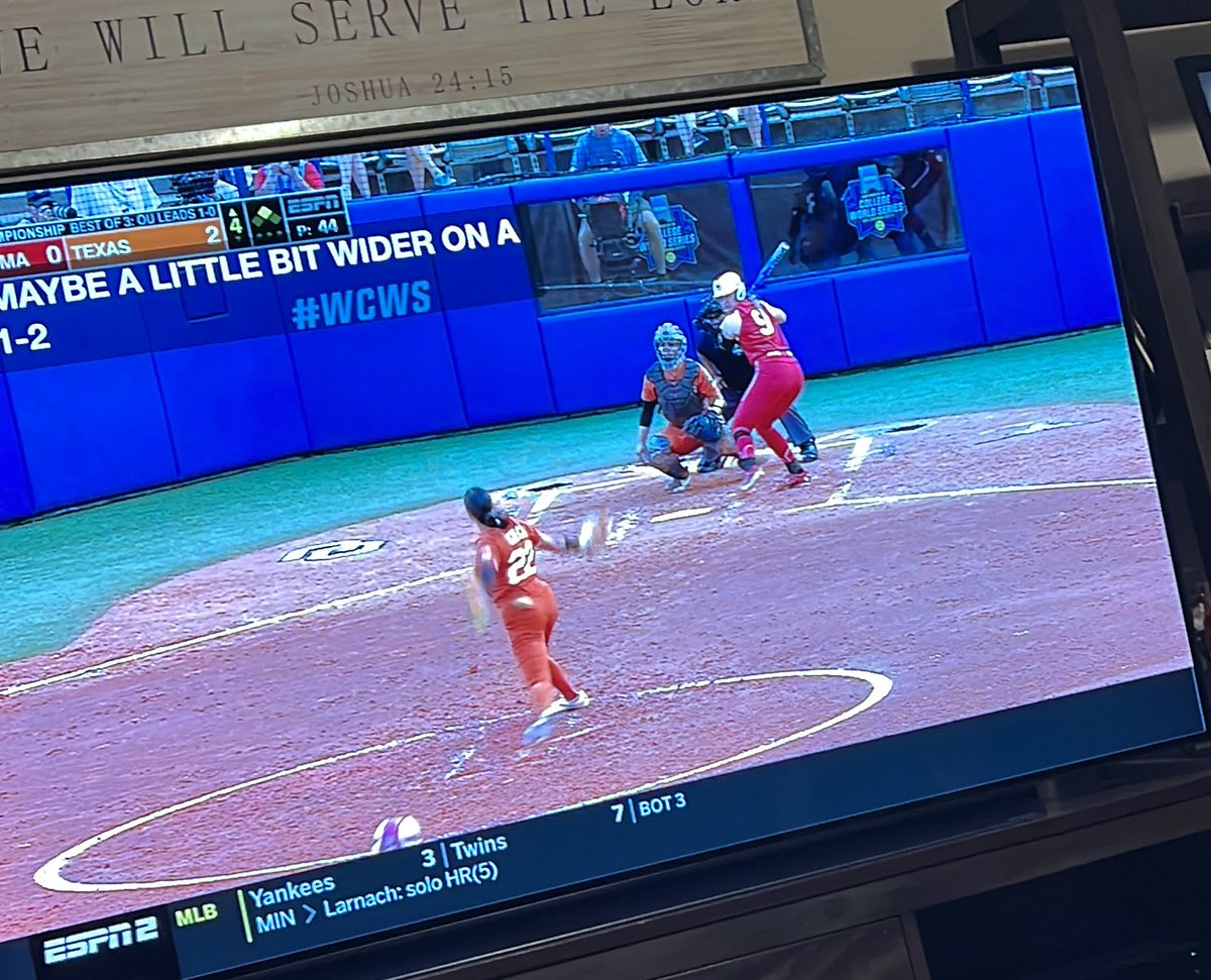 LBlevins121's tweet photo. Watching #WCWS with my little leaguer who is captivated by the amazing pitchers on @TexasSoftball and @OU_Softball 🤩🥎🤩 https://t.co/vLBX35BLwb