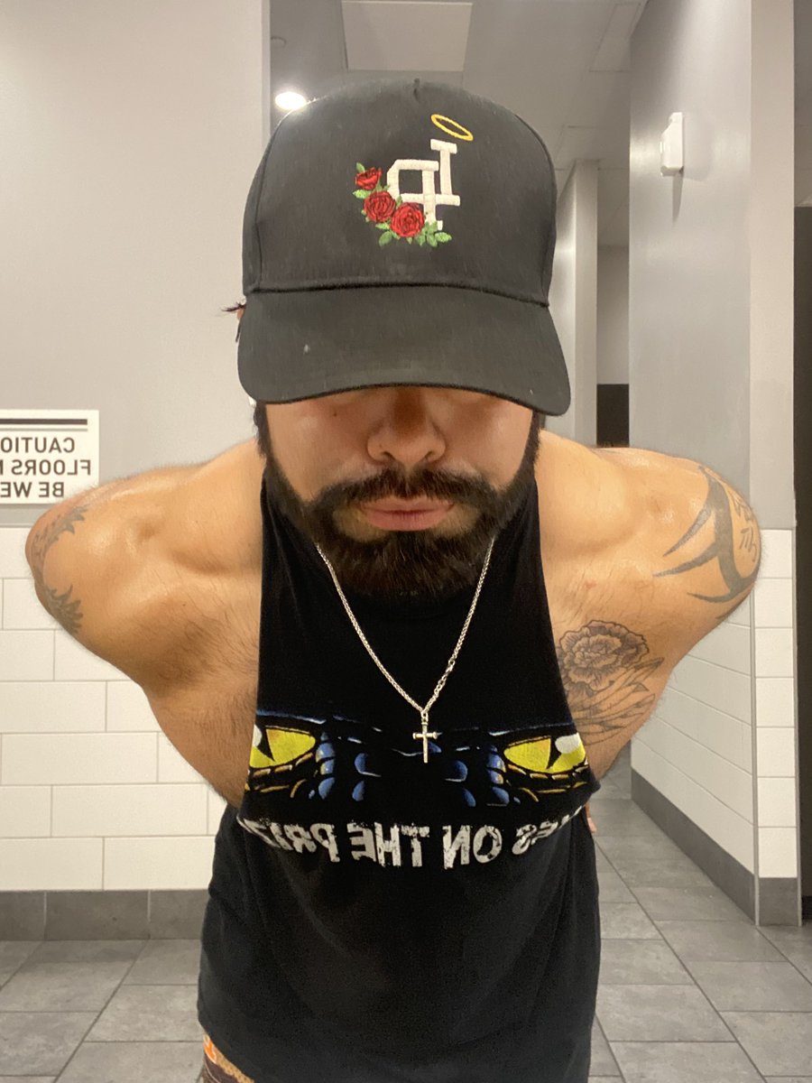 David_Slice's tweet image. An older gentleman stopped me while I was taking these pictures and asked if I competed in bodybuilding - I said no and he suggested I should but that I needed to work on my legs…🥲